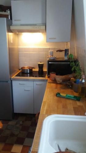 a kitchen with a sink and a counter top at Vue sur les toits de Paris, tour Effeil, centre malakoff, chambre chez l'habitant, sans ascenseur, à deux pas de Paris in Malakoff