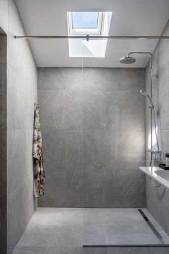 a bathroom with a shower and a window at Bridges Residence in Veliko Tŭrnovo