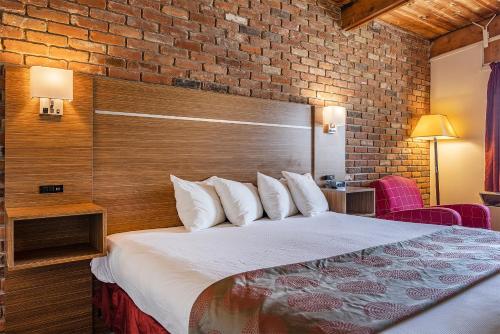 Posteľ alebo postele v izbe v ubytovaní Ramada by Wyndham Gananoque Provincial Inn