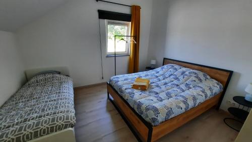 Habitación pequeña con cama y ventana en Appartement Duplex pour 3-4 personnes à Ciney, en Ciney