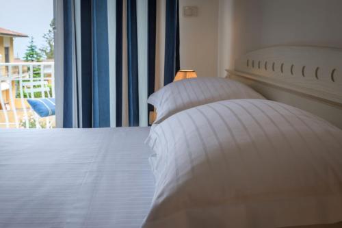 Un pat sau paturi într-o cameră la Murè Hotel Numana