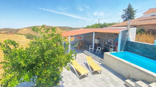 een villa met een zwembad en een huis bij Casa dos chocalhos-Piscina-Perto Praia Fluvial-Vista incrível e sossego in Mértola