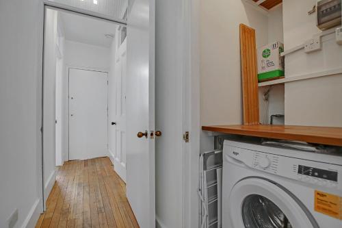 eine Waschküche mit Waschmaschine und Trockner in der Unterkunft 331 in London