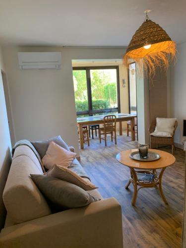 - un salon avec un canapé et une table dans l'établissement Un havre de paix proche du centre et des plages, à Cavalaire-sur-Mer