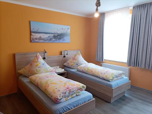 a room with two beds with pillows on them at Hotel An der Karlstadt in Bremerhaven