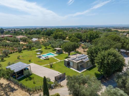 een luchtzicht op een huis met een tuin en een zwembad bij Le Querce exclusive c house in Viterbo