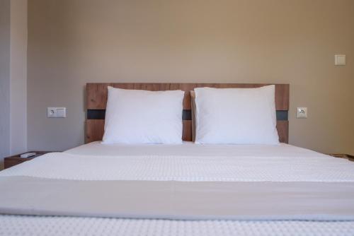 A bed or beds in a room at Μελίτη Pelion Luxury Living
