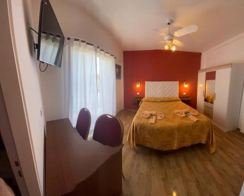 Habitación de hotel con cama y TV de pantalla plana. en Apart Hotel Sorrento en Santa Teresita