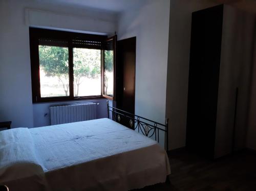 a bedroom with a bed and a window at Guesthouse da Caterina in San Giovanni