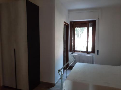 a bedroom with a bed and a window at Guesthouse da Caterina in San Giovanni