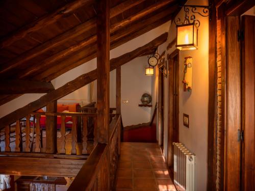 ein Flur mit Holzbalken und einer Treppe in einem Haus in der Unterkunft La Cañada del Valle del Jerte in Navaconcejo