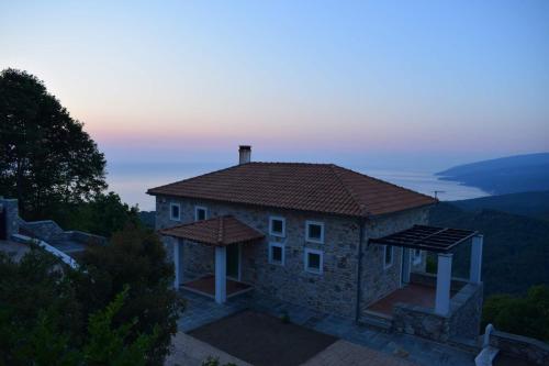 صورة لـ Villa Sklithro in the heart of the forest with magnificent view of the sea just 10 minutes from it في أغياكامبوس