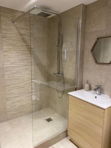 ein Bad mit einer Dusche und einem Waschbecken in der Unterkunft Newly Refurbished Entire Apartment - South Gosforth, Newcastle in High Heaton