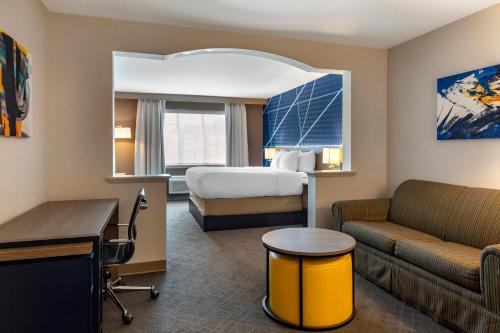 Giường trong phòng chung tại Comfort Inn & Suites East Greenbush - Albany