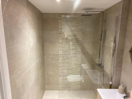 ein Bad mit einer Dusche und einem Waschbecken in der Unterkunft Newly Refurbished Entire Apartment - South Gosforth, Newcastle in High Heaton