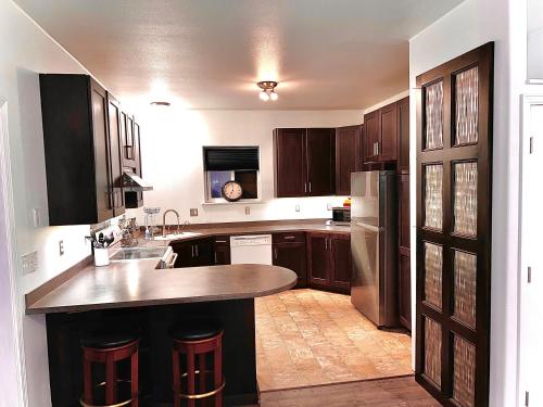 Kitchen o kitchenette sa Newly Remodeled spacious units, minutes from mountains, inlet, downtown and airport