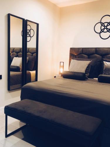 Rúm í herbergi á Sal Serenity Suites