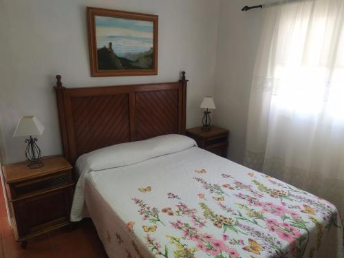 TimijiraqueにあるAmanecerのベッドルーム1室(花の毛布付きのベッド1台付)