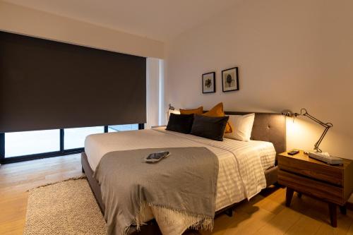 En eller flere senge i et værelse på Neuchatel Polanco by RentinBA