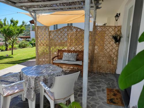 d'une terrasse avec une table, des chaises et un canapé. dans l'établissement Il giardino, à Ischia