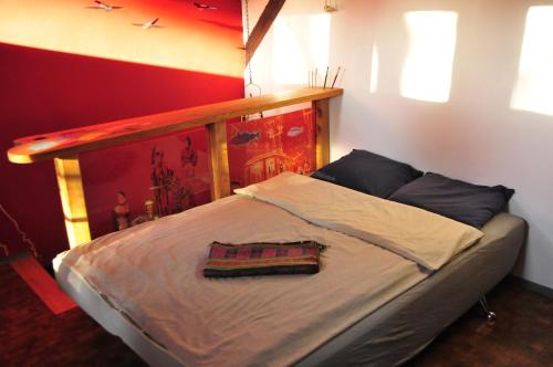 Bett mit einem Kopfteil aus Holz in einem Zimmer in der Unterkunft Art Apartament Puszczykowo in Puszczykowo