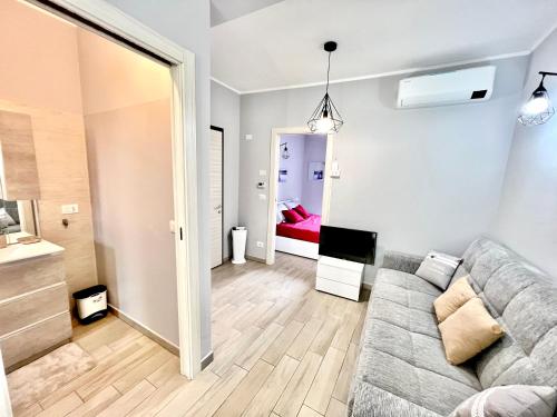 sala de estar con sofá y dormitorio en Accogliente appartamento a due passi dalla metro en Moncalieri