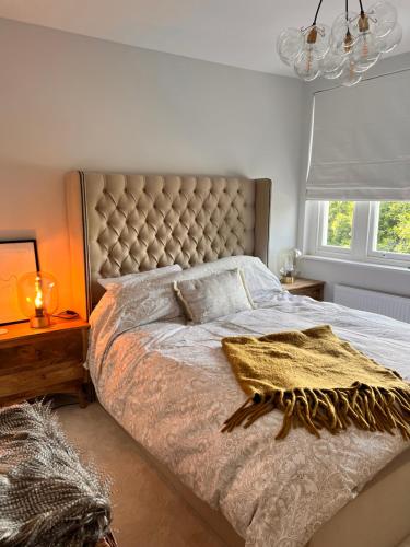 Ένα ή περισσότερα κρεβάτια σε δωμάτιο στο Three Acorns Court