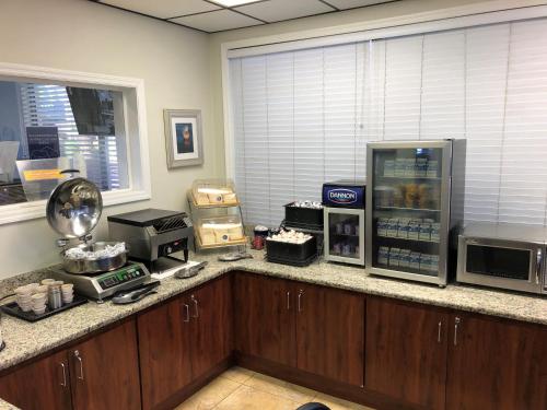 Una cocina o zona de cocina en Days Inn by Wyndham Cocoa Beach Port Canaveral