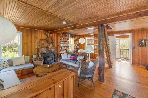 Una sala de estar con un sofá y una chimenea. en Seaside Escape on Huron, en Ocean Beach