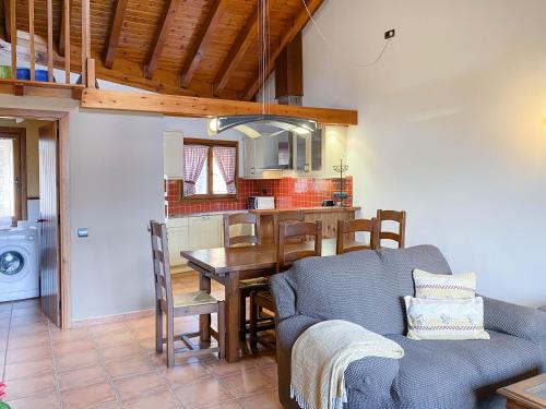 a kitchen and dining room with a table and a couch at Casa Jonico in Montardit