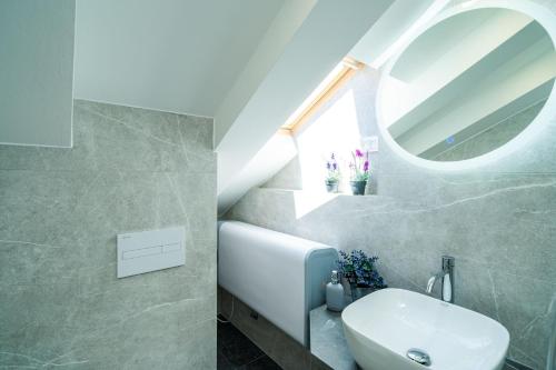 Kúpeľňa v ubytovaní Luxury apartment Petra with terrace and city view