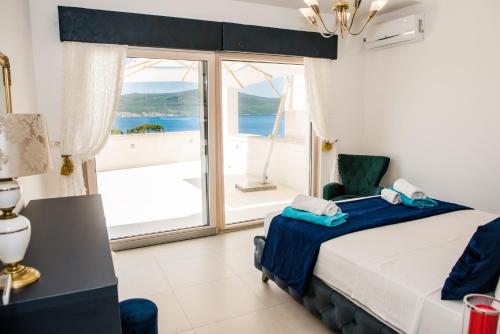 - une chambre avec un lit et une vue sur l'océan dans l'établissement LuxuryPenthouse sea view pooll Ivy house Tivat, à Tivat