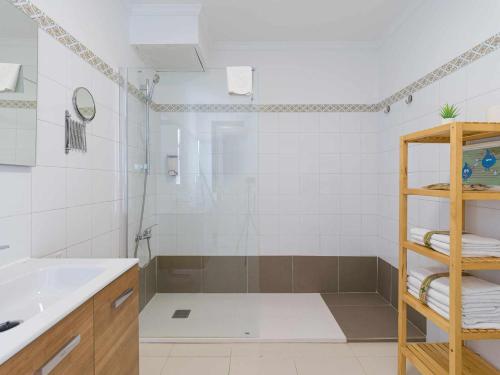 bagno con doccia e lavandino di Mahostly Apartamento Comillas SB ad Arrecife