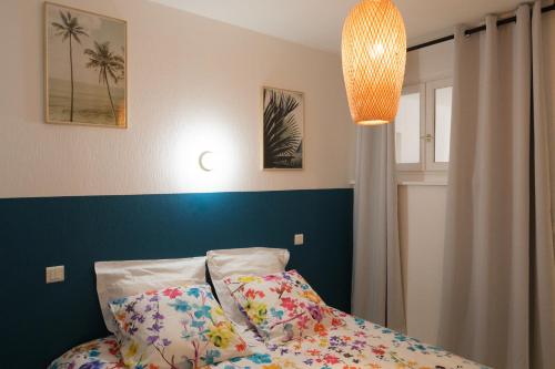 ein Schlafzimmer mit einem Bett und einer blauen Wand in der Unterkunft ColorPop - Netflix Wifi Tout équipé - Appart Pézenas Centre in Pézenas