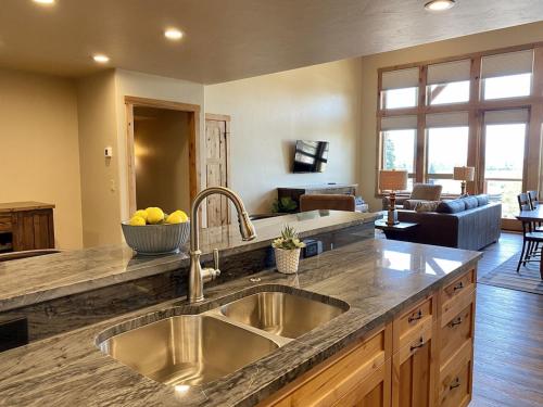 Kitchen o kitchenette sa The Glacier at the Clubhouse Townhomes - Rustic Modern Luxury Townhomes on Golf Course