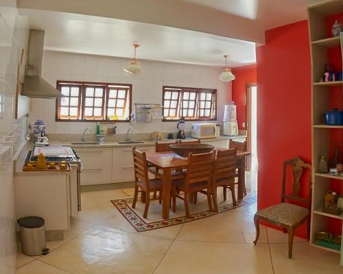 a kitchen with a table and chairs in it at Pousada Ipitanga IV in Lauro de Freitas
