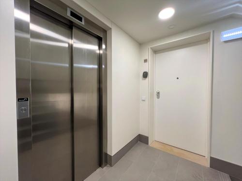 a elevator in a room with a door at Faro Design 1 by Homing in Faro