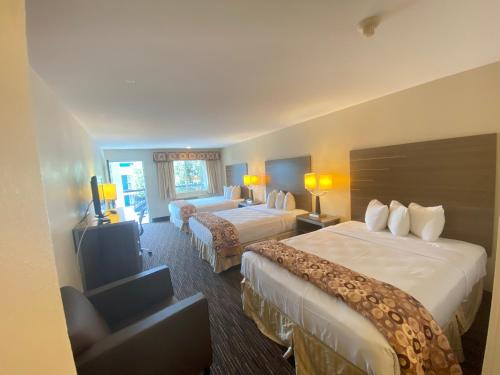 um quarto de hotel com duas camas e uma televisão em Garden State Inn em Absecon