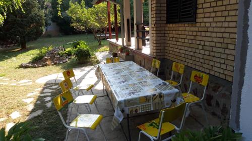 a table and chairs on the side of a house at Iriški san in Irig