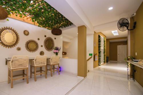 uma sala de jantar com mesa e cadeiras em Hotel Gallery Cartagena em Cartagena das Índias