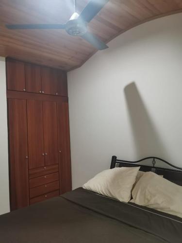 a bedroom with a bed and a wooden cabinet at Agradable casa con piscina en tierra caliente in Flandes