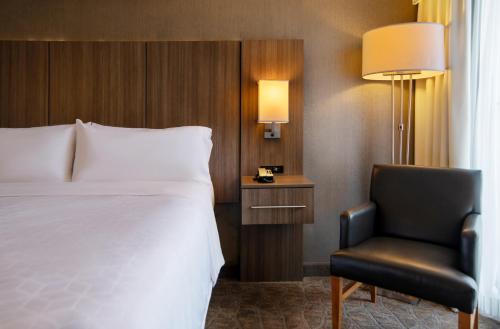 Postelja oz. postelje v sobi nastanitve Holiday Inn Nashville Vanderbilt, an IHG Hotel