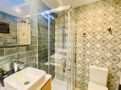 a bathroom with a shower and a sink at SUITE SORPRESA VuT LA TABERNA in Arenas de San Pedro