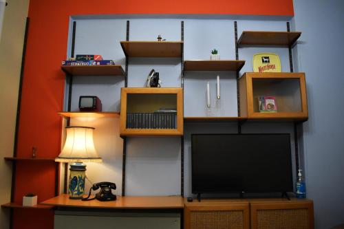 A television and/or entertainment centre at Olive - HappyHostGr - Downtown Apartment