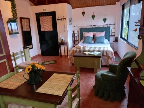 una camera con letto e tavolo e una sala da pranzo di Casinha de campo- Quintinha dos Cavalos- Arruda dos Vinhos ad Arruda dos Vinhos