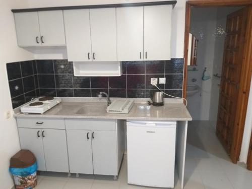 A kitchen or kitchenette at Paradise Apart Hotel