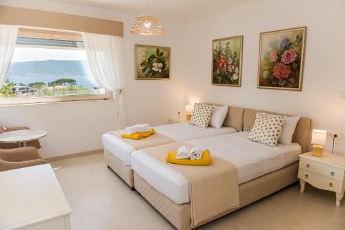 Krevet ili kreveti u jedinici u objektu 3 bedroom 3 bathroom pool Ivy House Montenegro