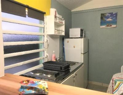 Il comprend une petite cuisine équipée d'une cuisinière et d'un réfrigérateur. dans l'établissement Casabèlè, à Rivière-Salée