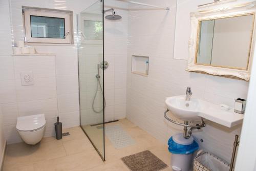 Kupatilo u objektu 3 bedroom 3 bathroom pool Ivy House Montenegro