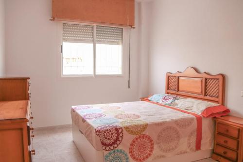 1 dormitorio con cama y ventana en LA CASITA DEL CABO en Cabo de Gata